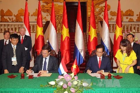 两位共同签署“越南—荷兰农业和粮食安全战略伙伴关系协议”